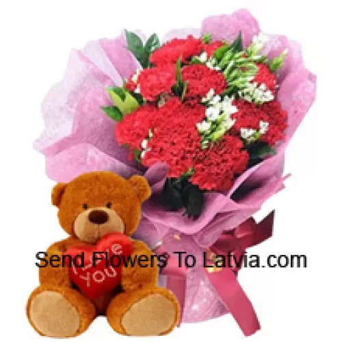 Buchet de 11 crizanteme roșii cu umpluturi sezoniere împreună cu un ursuleț drăguț maro de 12 inch înălțime