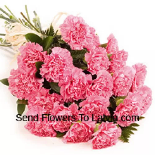 一束美丽的25支粉色康乃馨，搭配季节性的插花